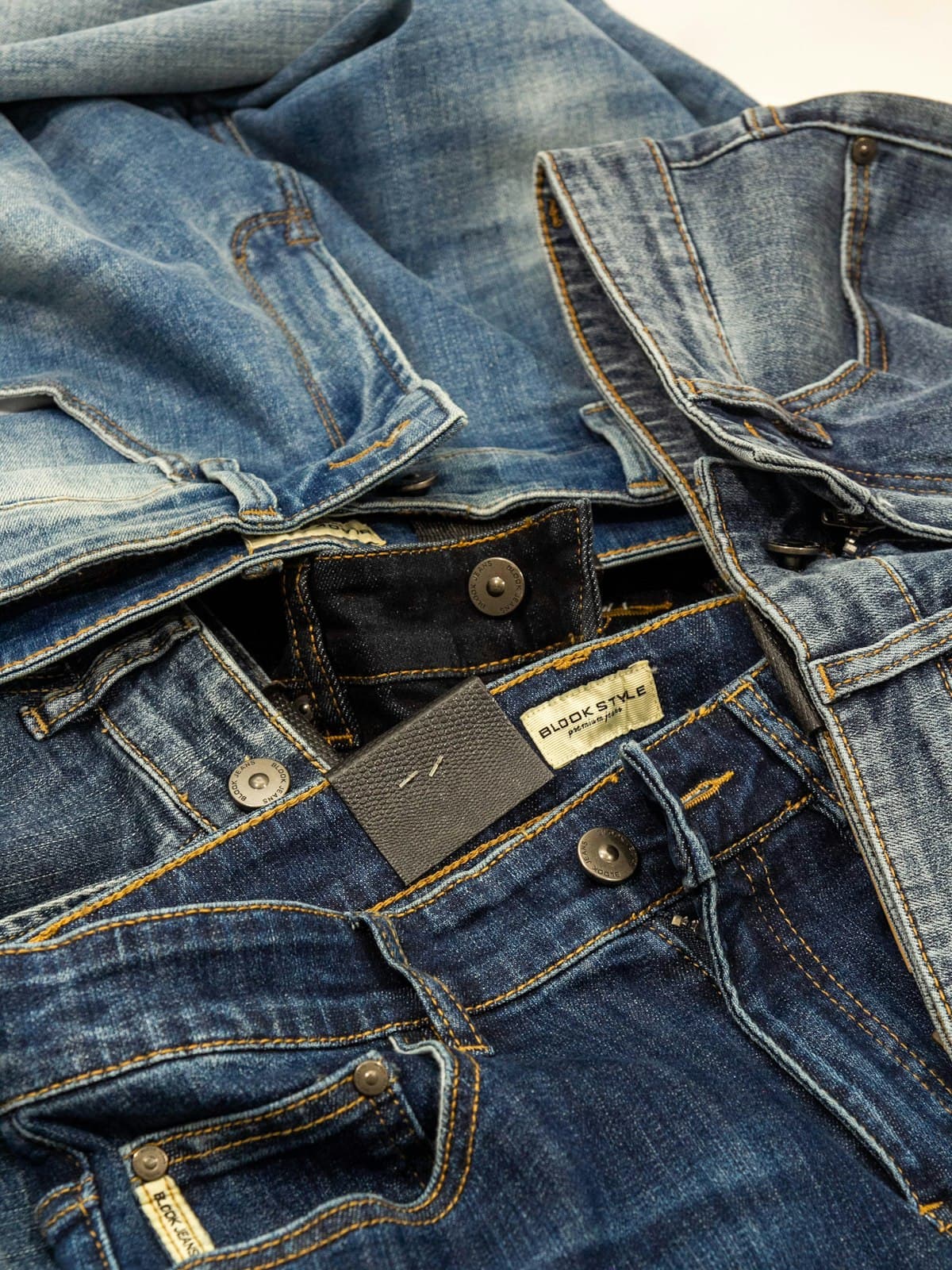 Calvin Klein — Jeans slim neri lavaggio uniforme
