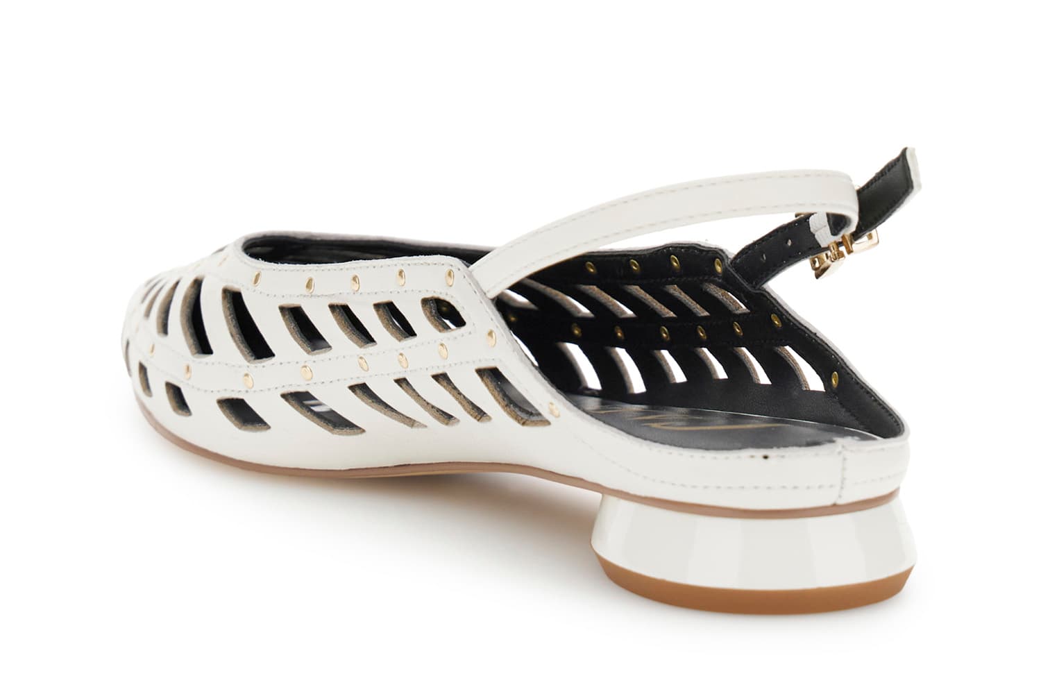 Slingback in nappa traforata con borchie e laccino bianco — vista 2