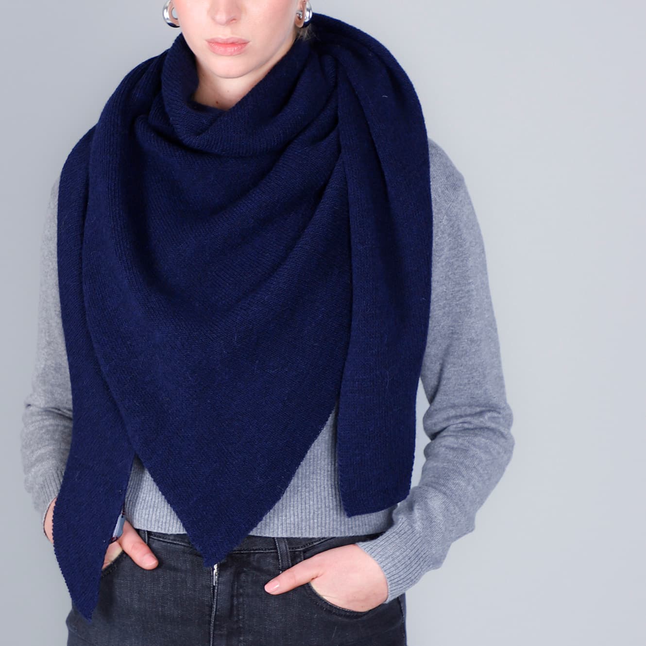 Sciarpa triangolo navy — vista 2
