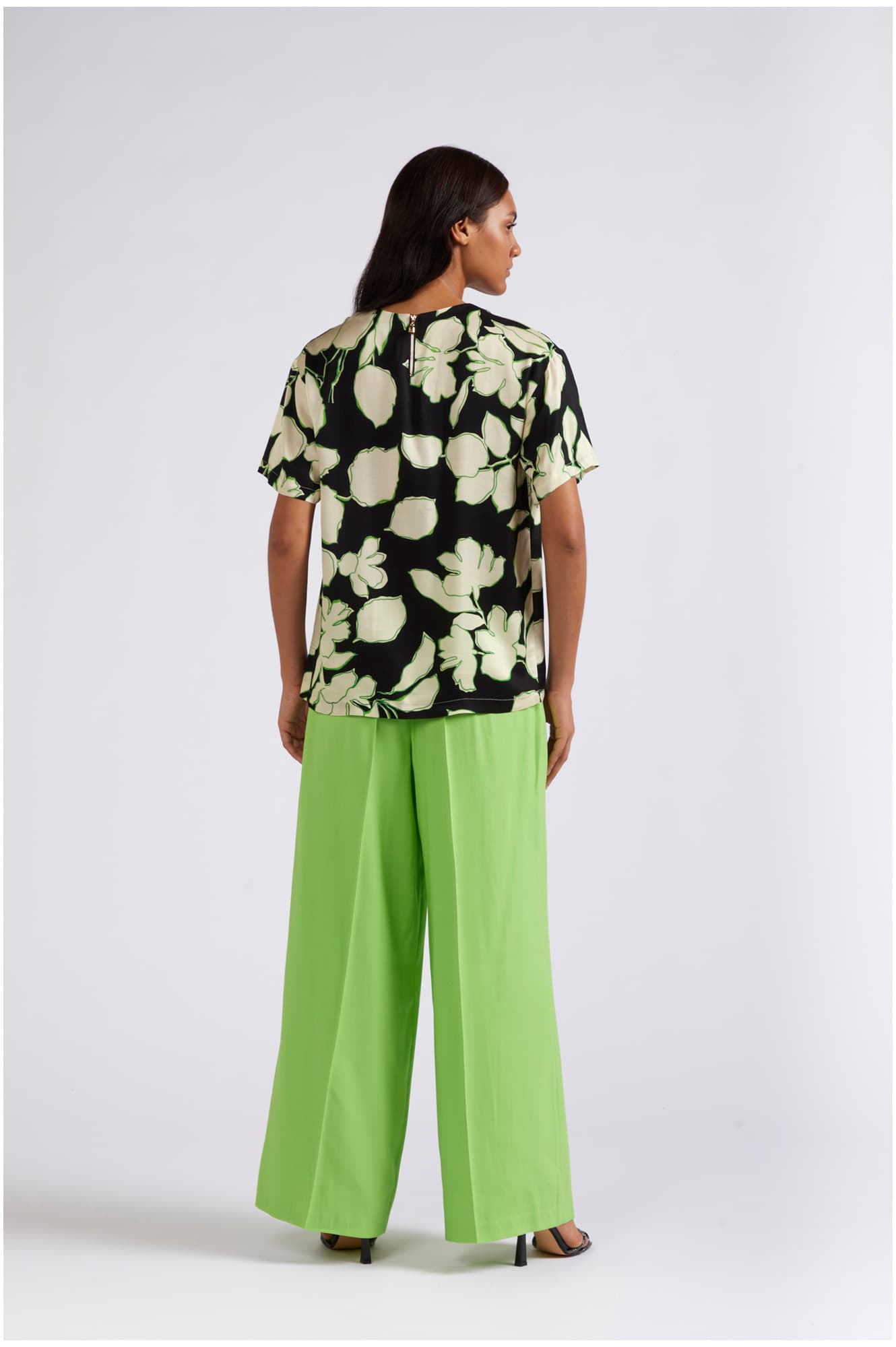 Blusa manica corta in satin di viscosa stampata maxy fiore nero — vista 2