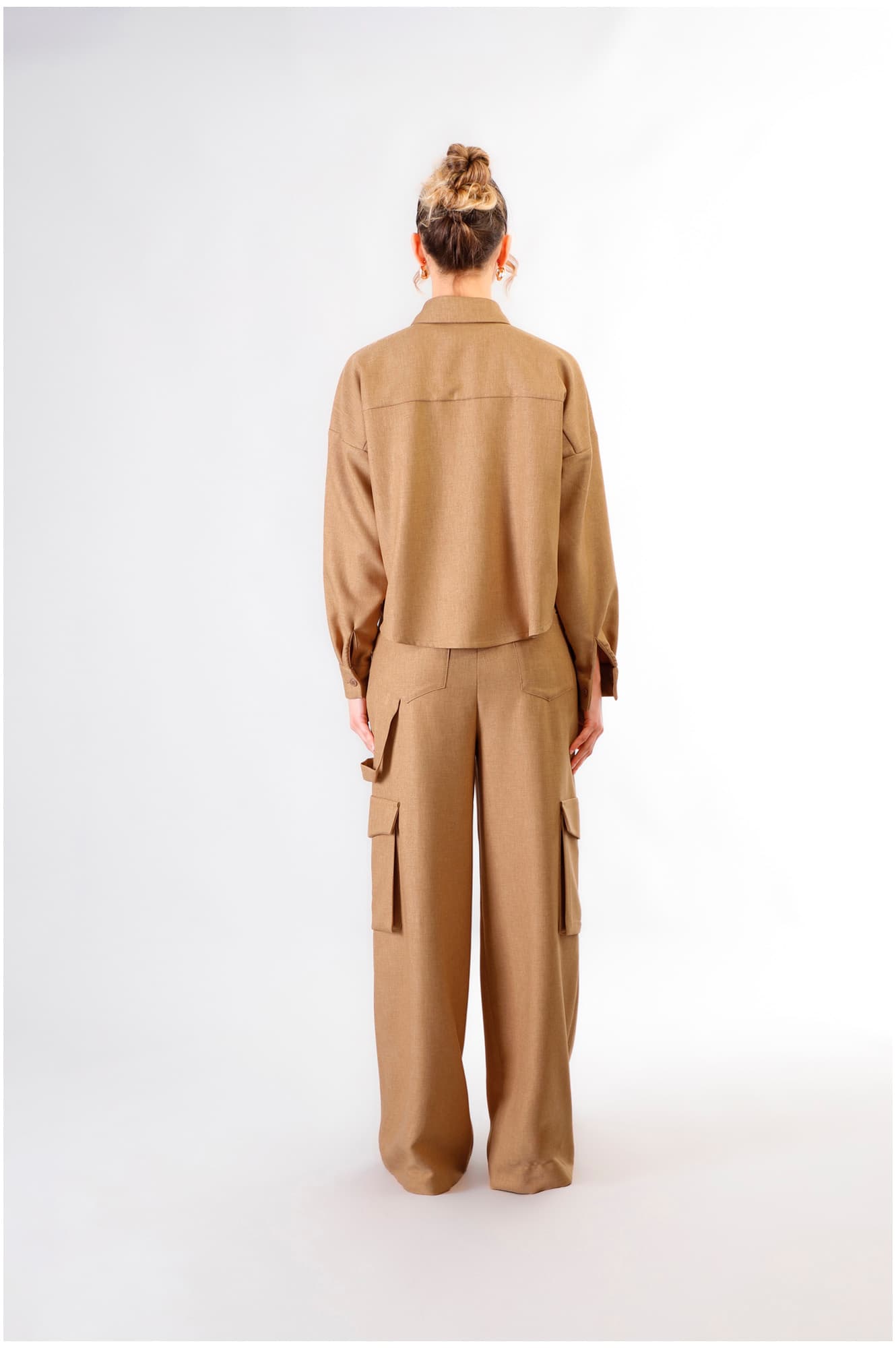 Camicia a scatolina con tasche a toppa cammello — vista 2