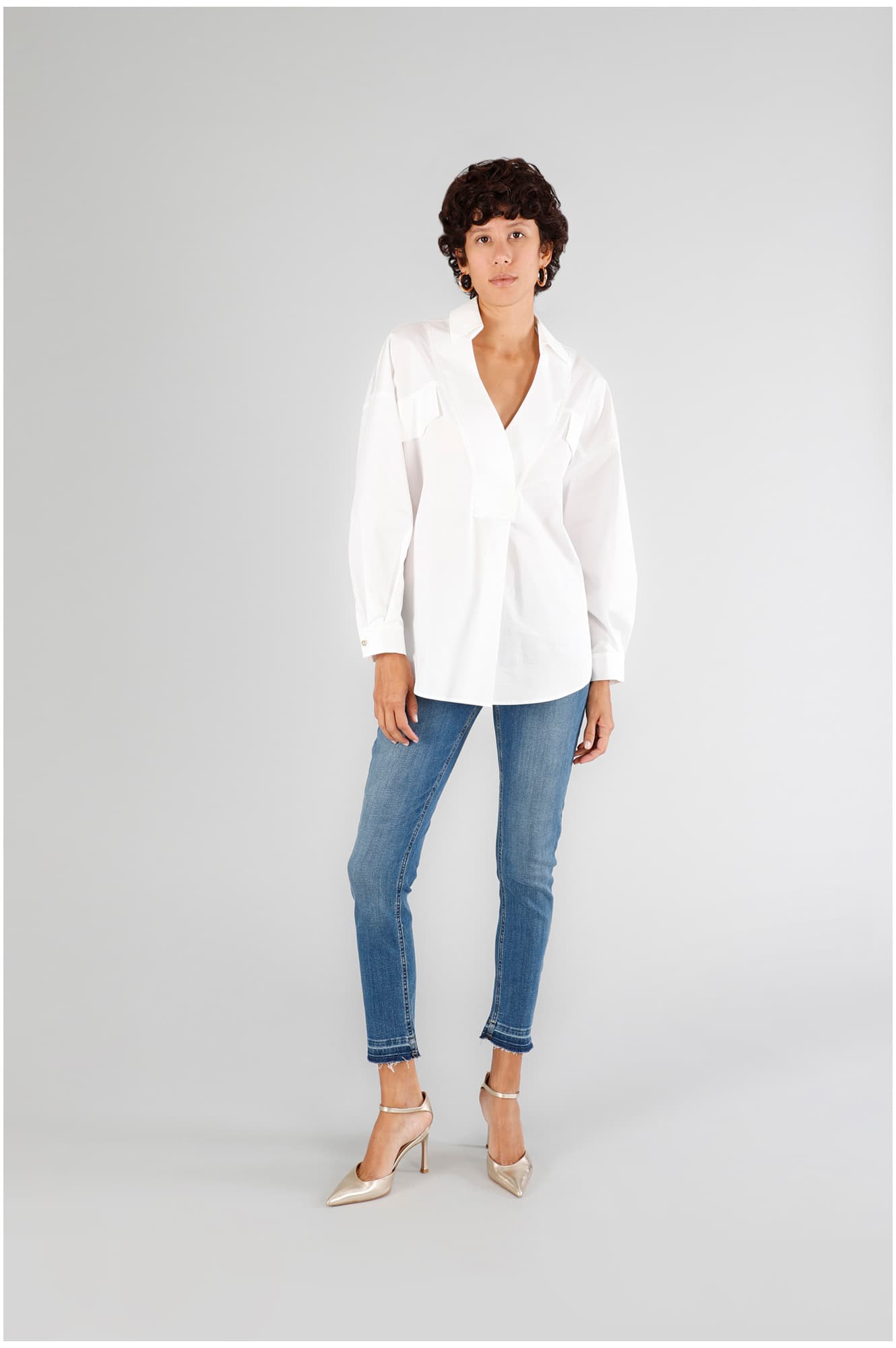 CafèNoir — Camicia scollatura profonda e pattine bianco