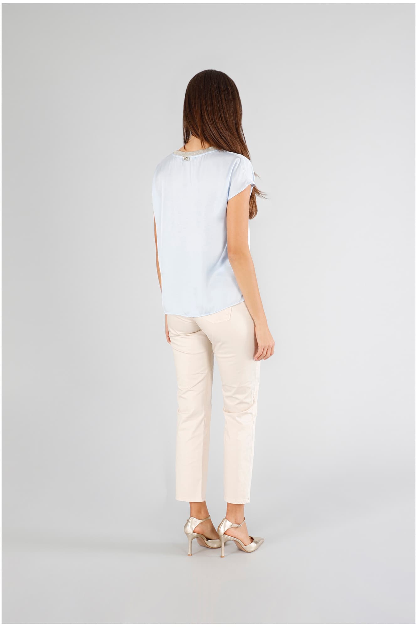 Blusa spalla scesa in satin celeste — vista 2
