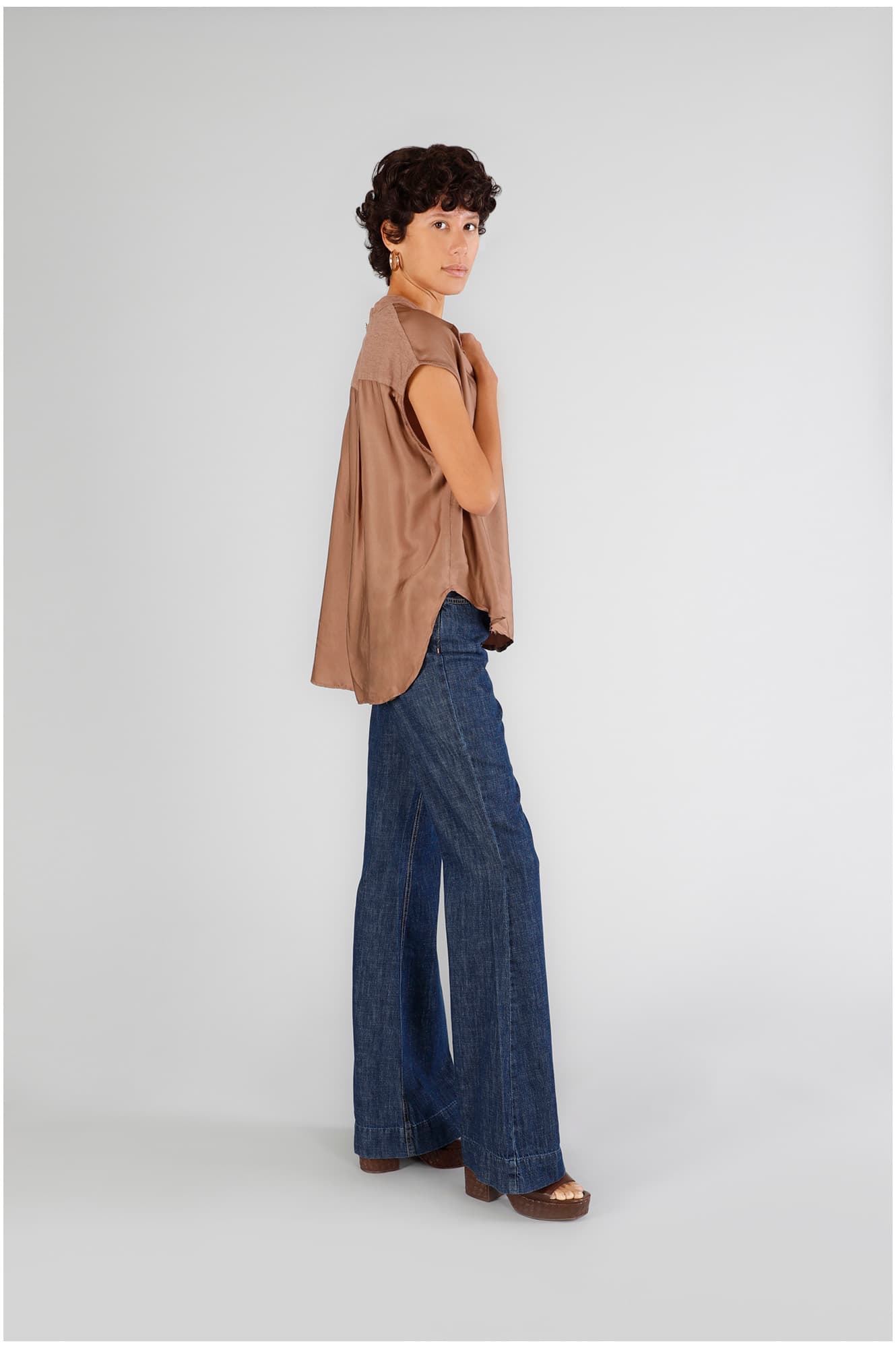 Blusa smanicata over bimateriale cacao — vista 2