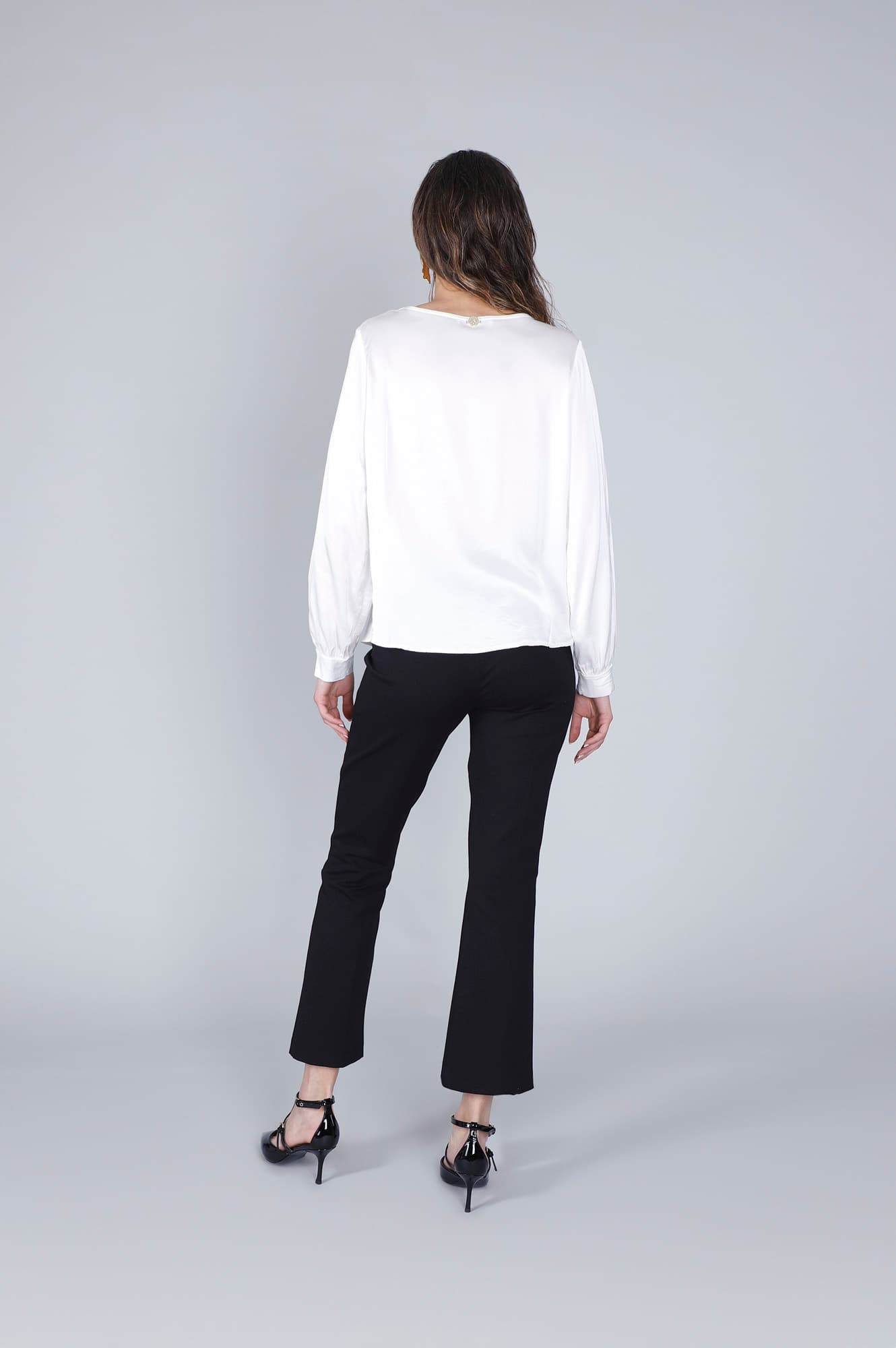 Blusa maniche lunghe in satin off white — vista 2