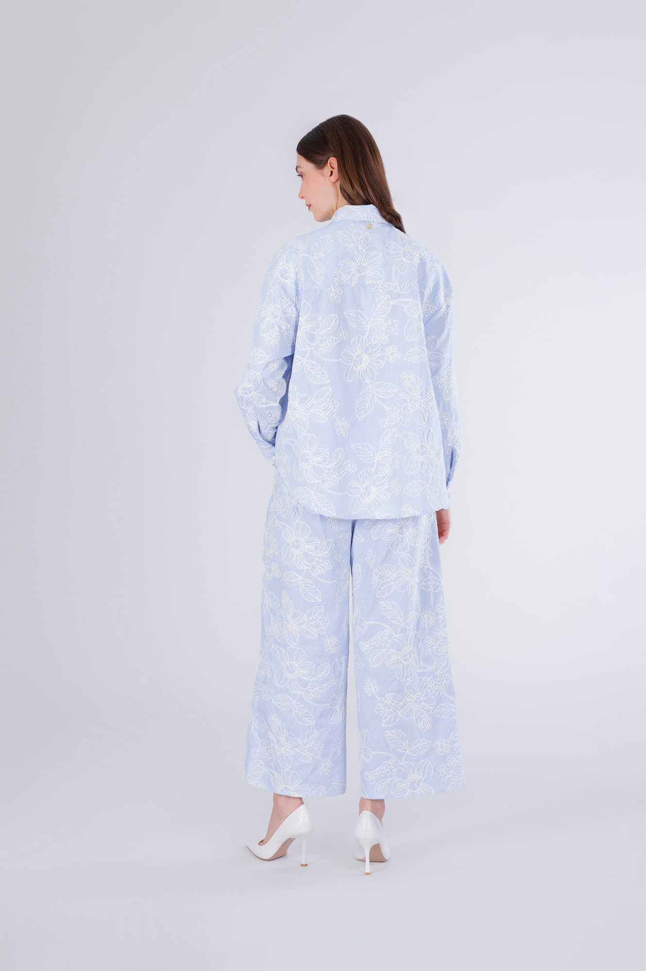 Camicia over in popeline rigato e ricamato rigato celeste — vista 4