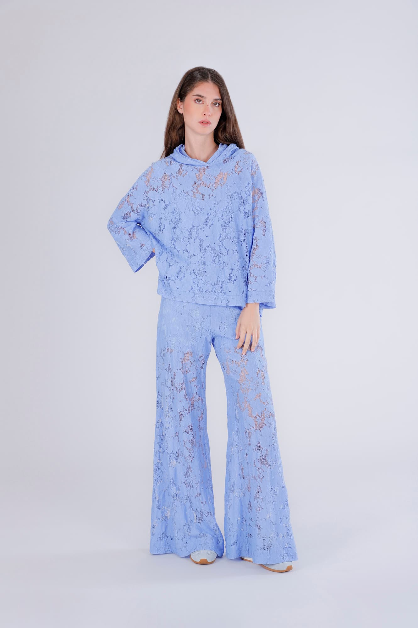 Blusa con cappuccio in pizzo celeste — vista 3