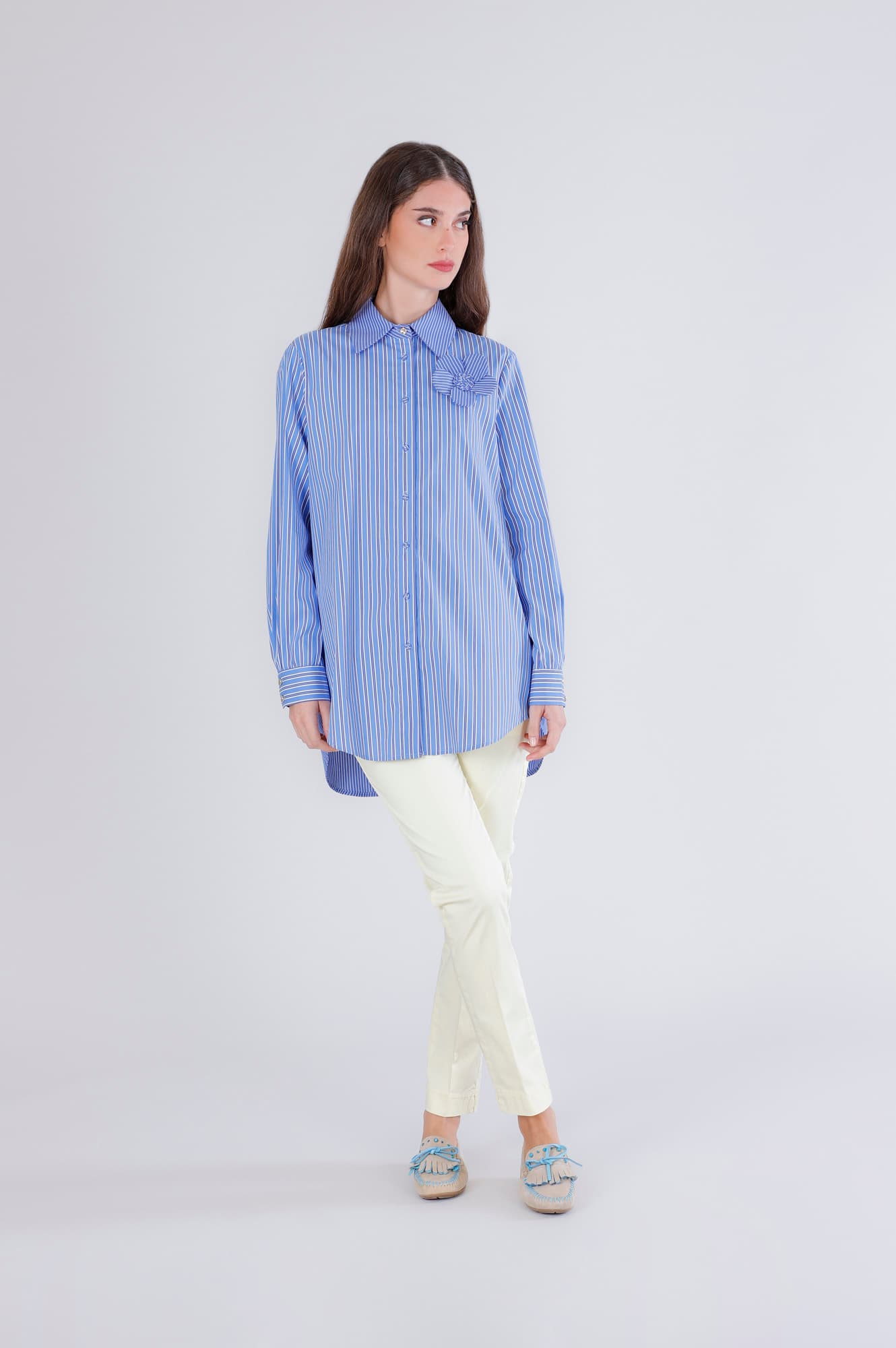 Camicia rigata con fiore applicato rigato celeste — vista 3