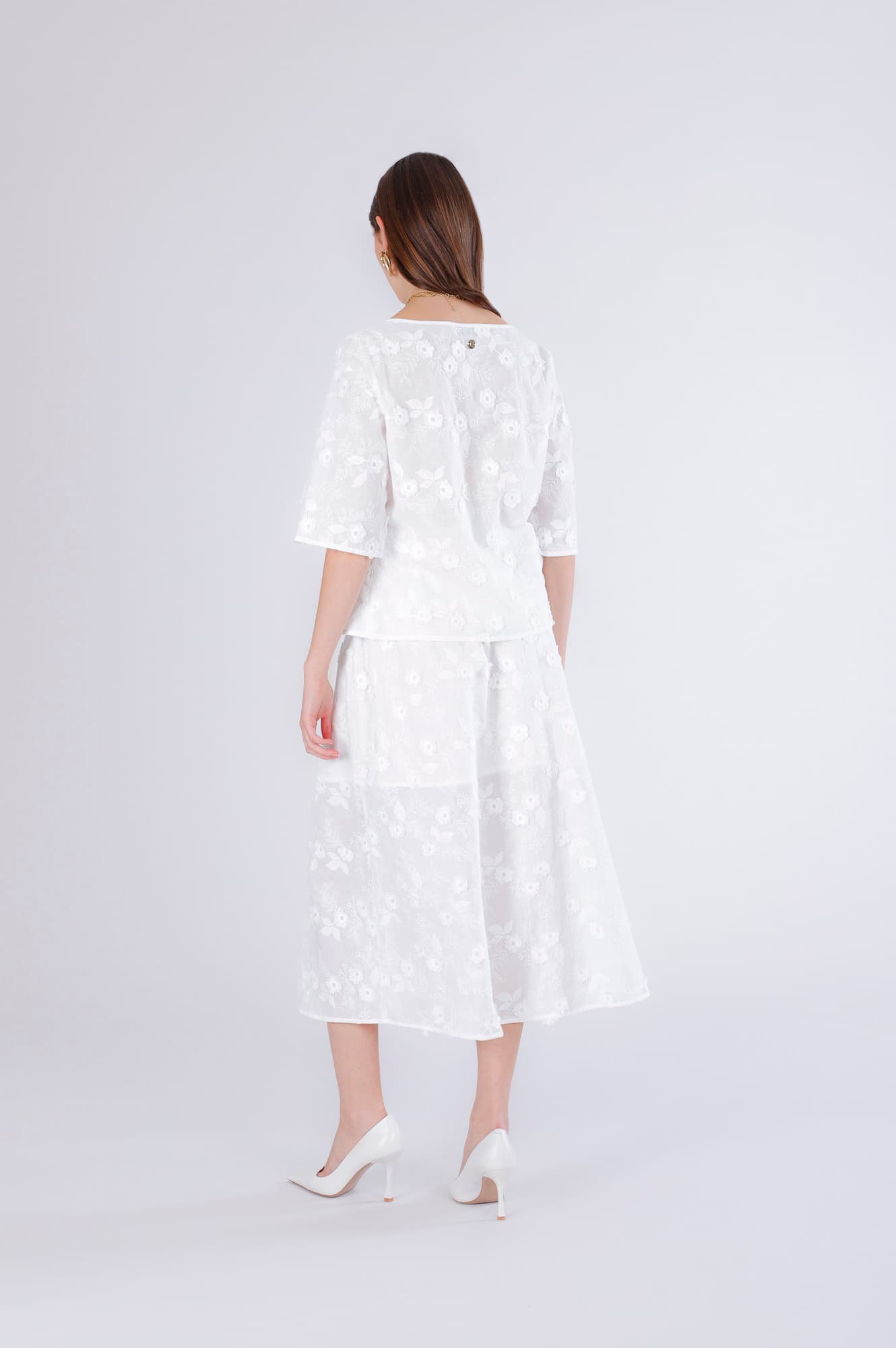 Blusa con maniche corte e balza in mussola di cotone ricamata off white — vista 2