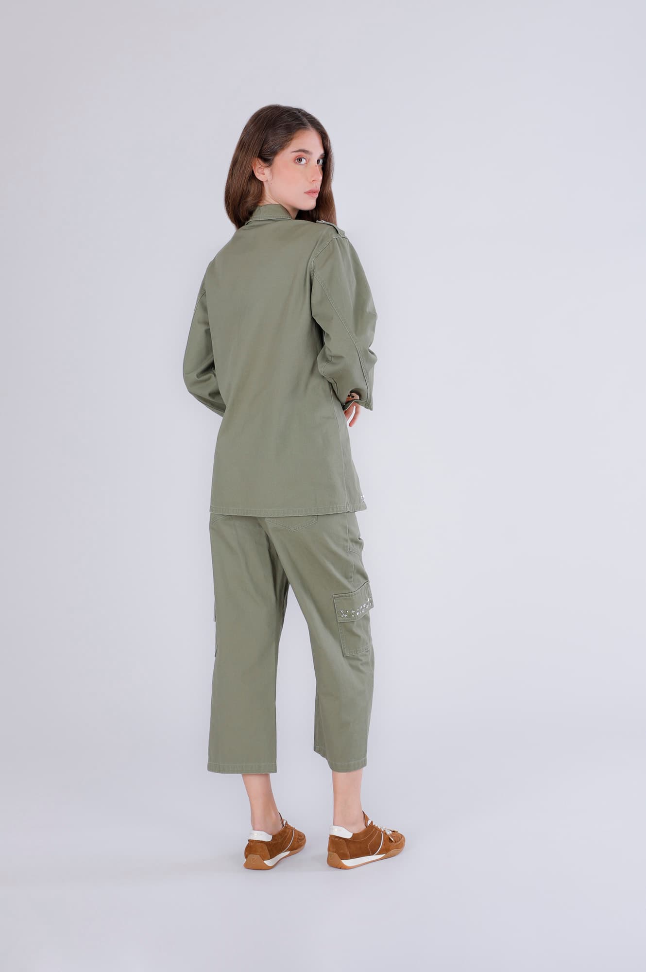 Camicia in gabardina con borchie militare — vista 2