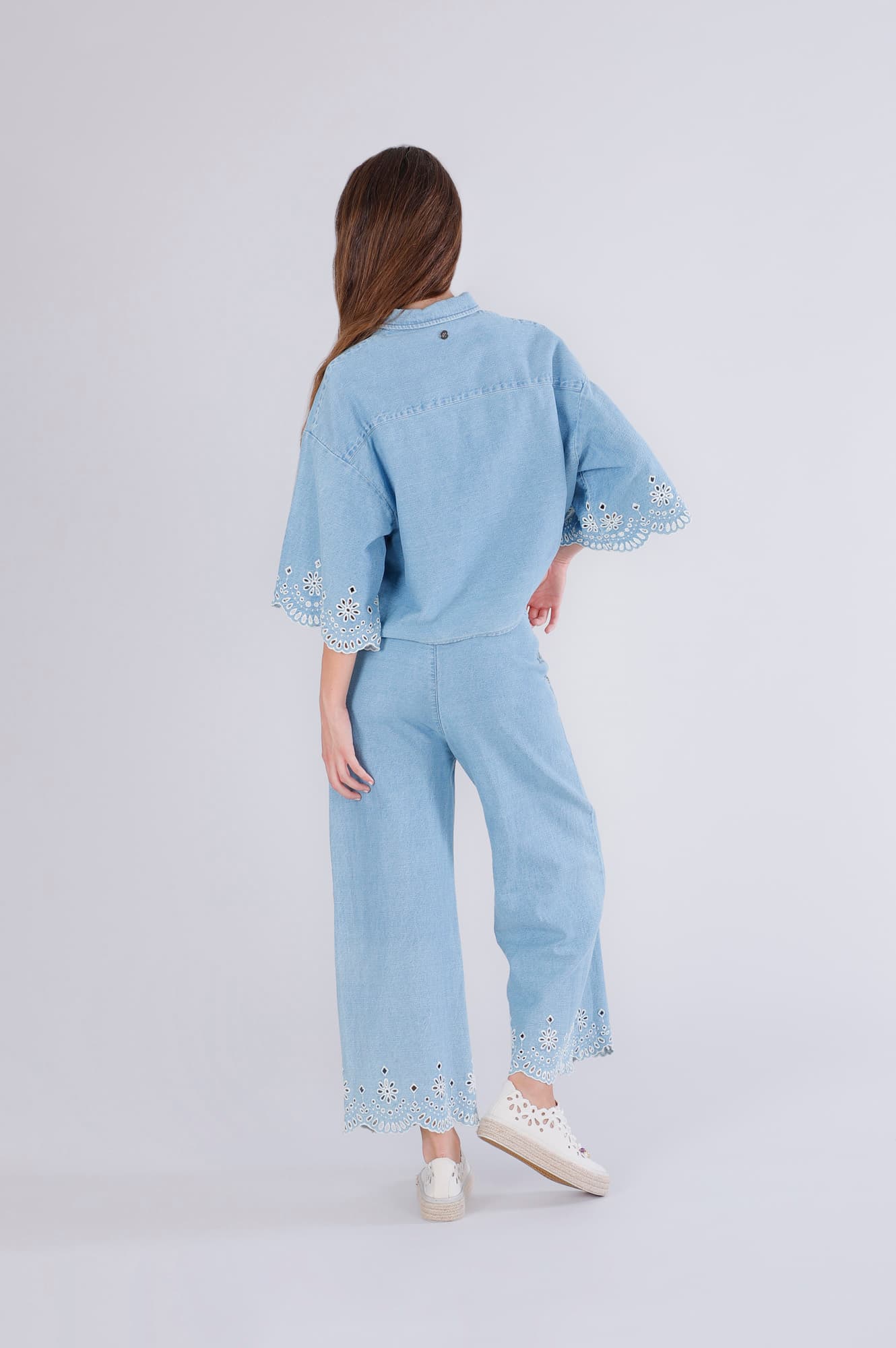 Camicia croopped in jeans con ricamo alle maniche celeste — vista 2