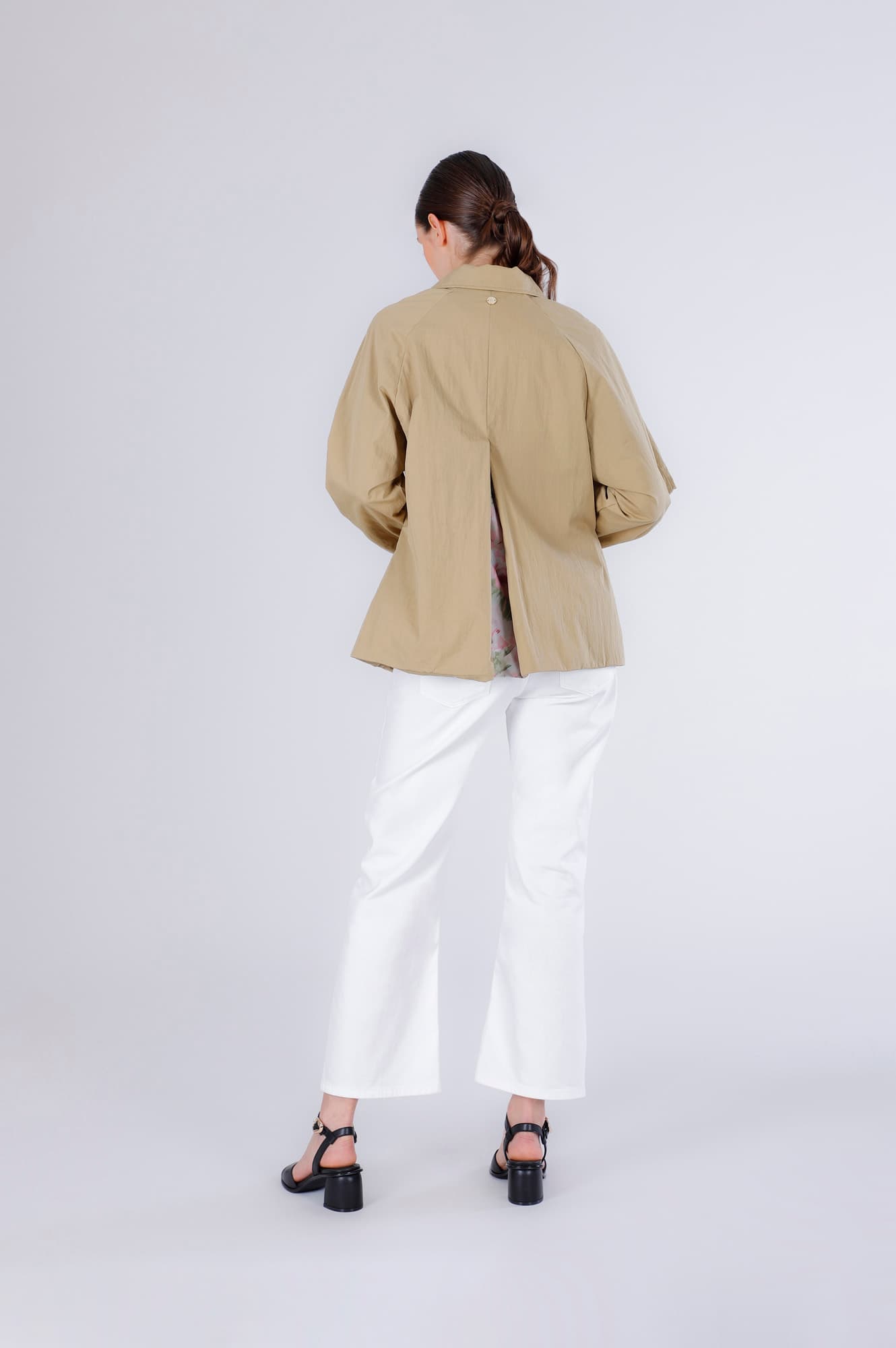 Trench corto manica raglan biscotto — vista 2