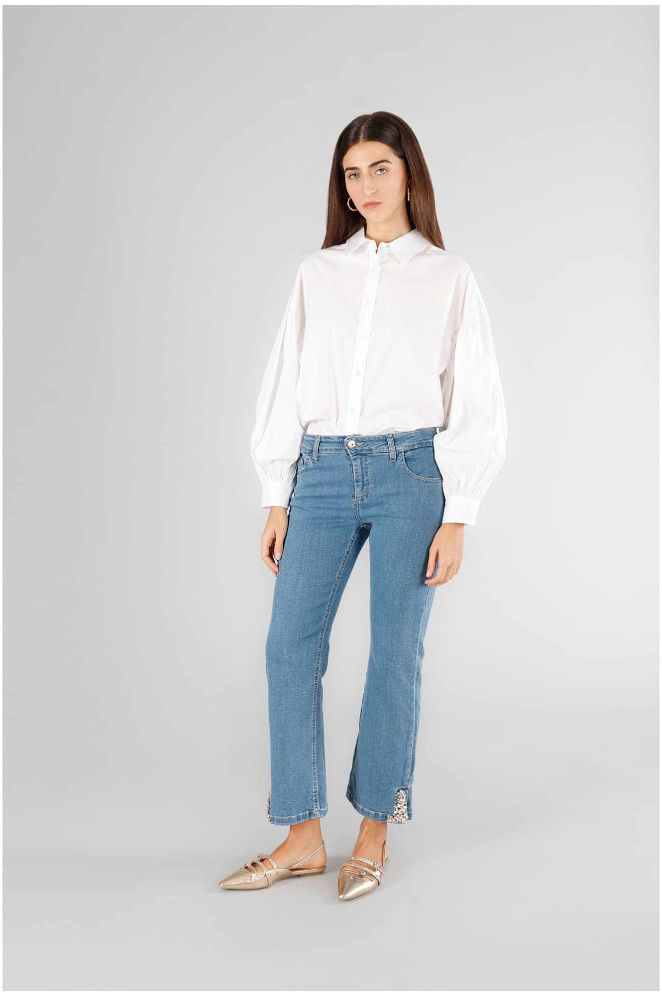 Pantaloni cropped flare con ricamo al fondo sky — vista 3