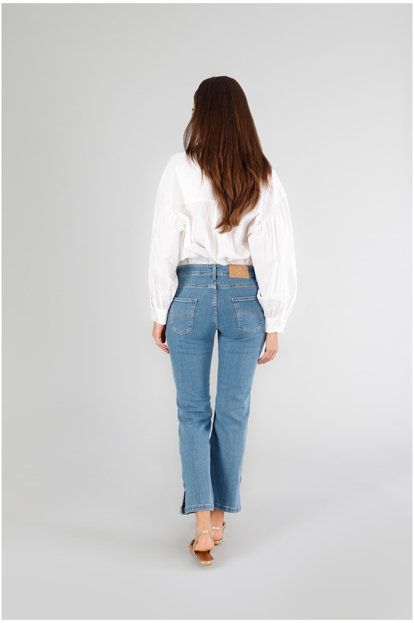 Pantaloni cropped flare con ricamo al fondo sky — vista 4