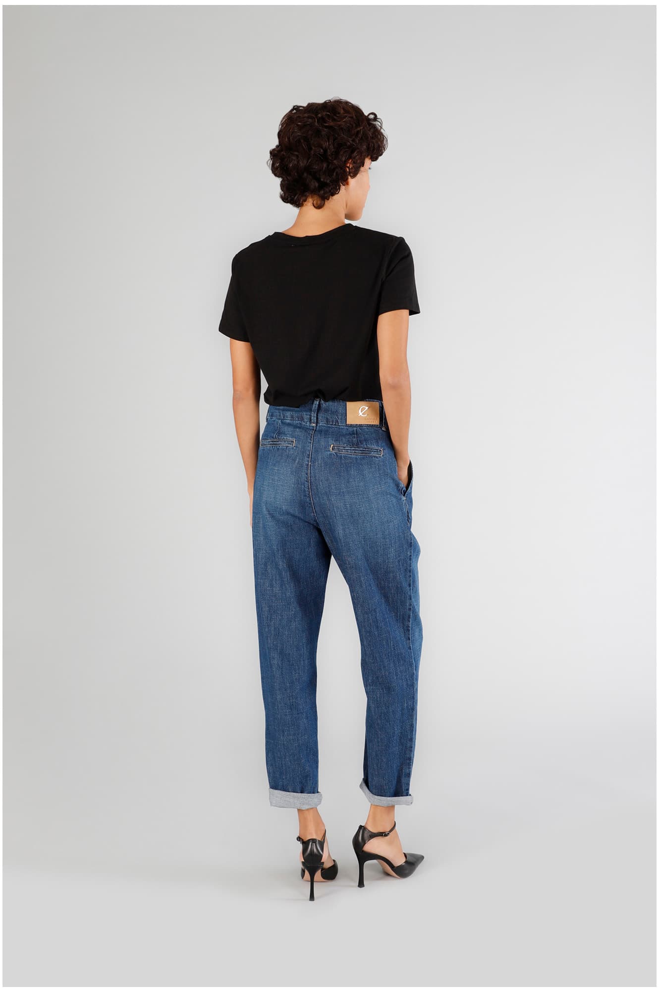 Jeans denim mom fit con pinces blu medio — vista 2
