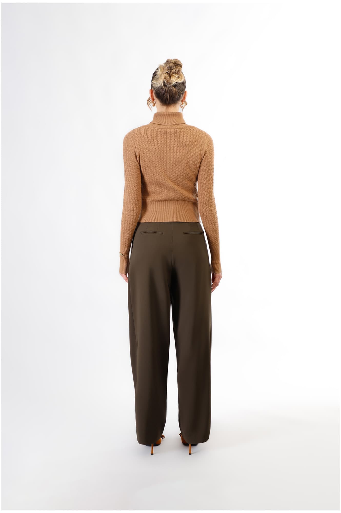 Cardigan corto con bottoni cammello — vista 2
