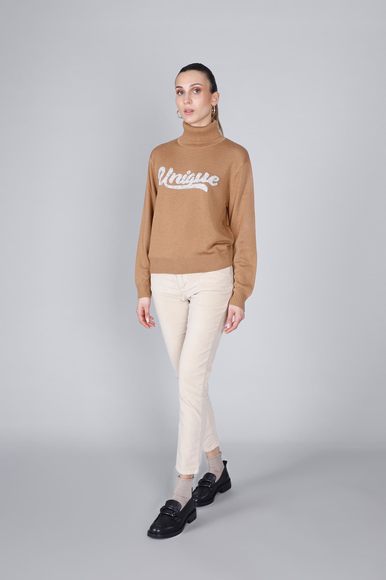 CafèNoir — Maglia collo alto con scritta ricamata cammello