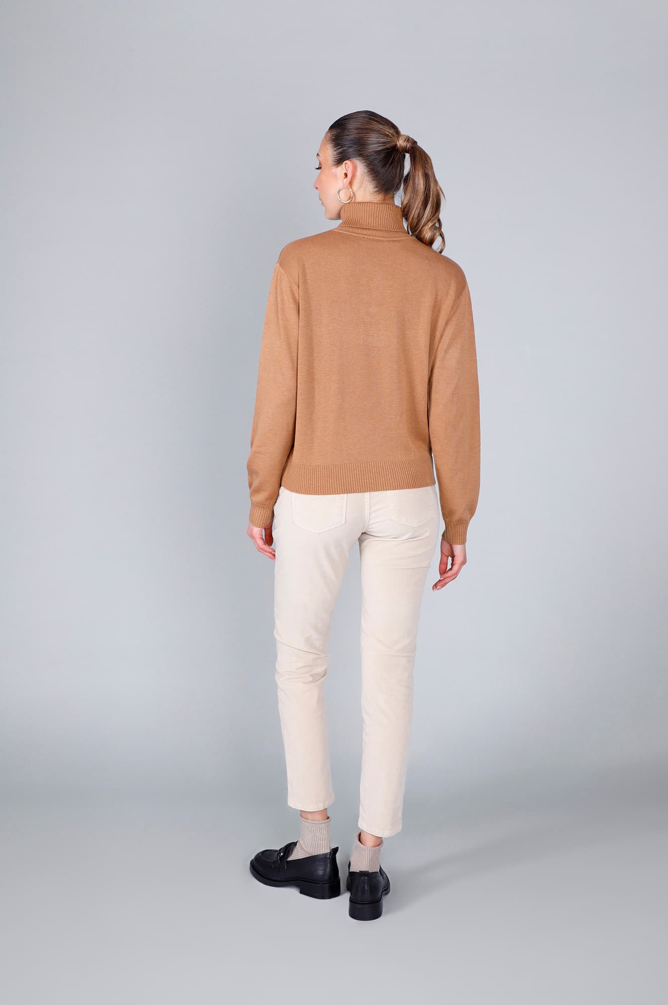 Maglia collo alto con scritta ricamata cammello — vista 4