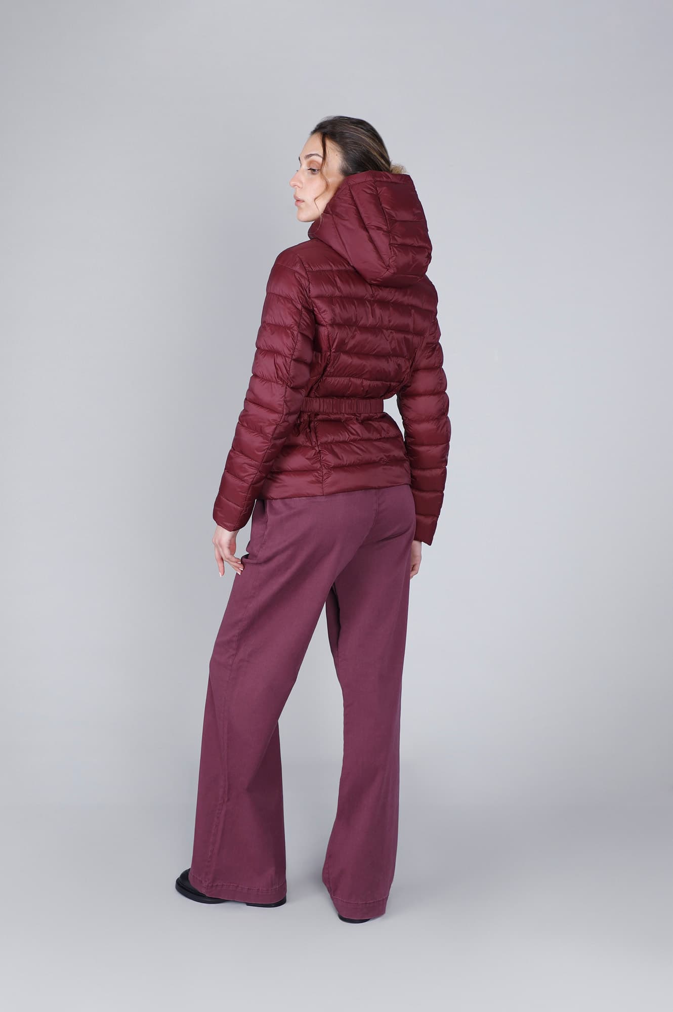 Piumino corto con cintura logata burgundy — vista 2