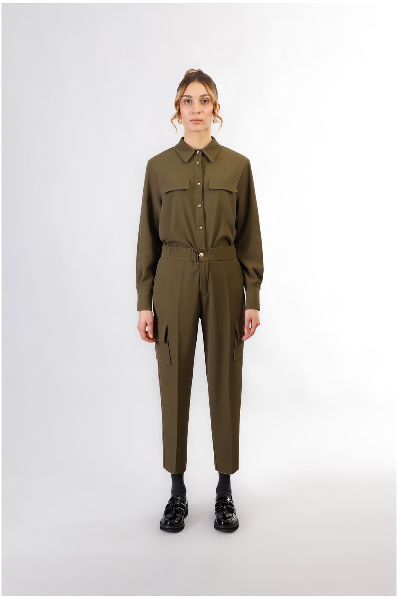 Pantaloni modello cargo con vita elasticata fango — vista 3