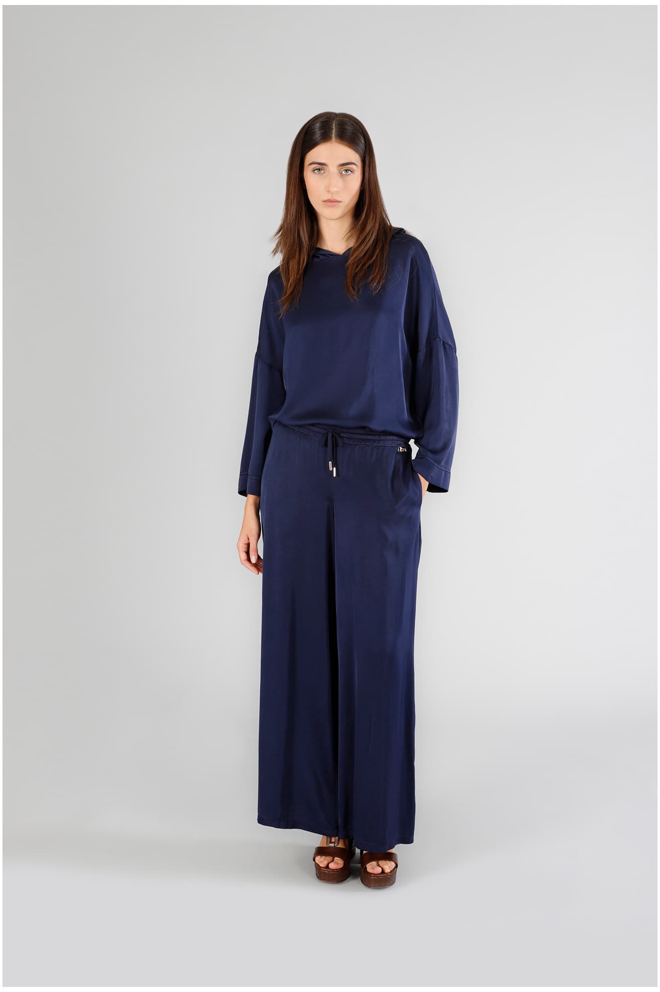 Pantaloni palazzo in satin navy — vista 3