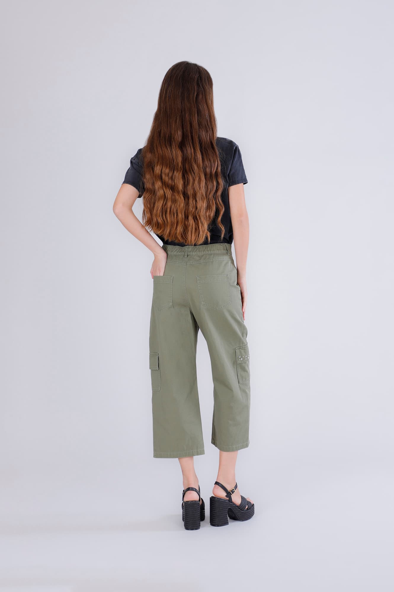 Pantaloni cargo con borchie militare — vista 2