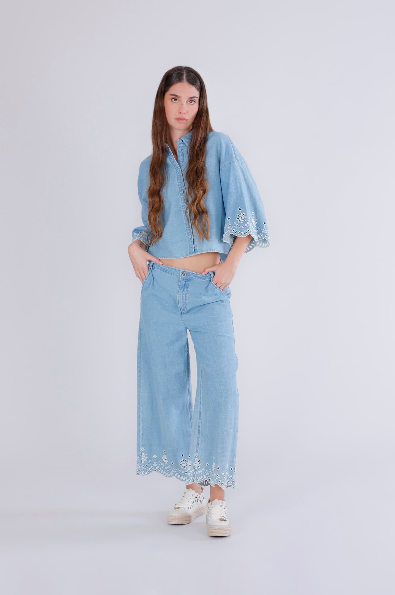 CafèNoir — Pantaloni wide in jeans con ricamo al fondo celeste