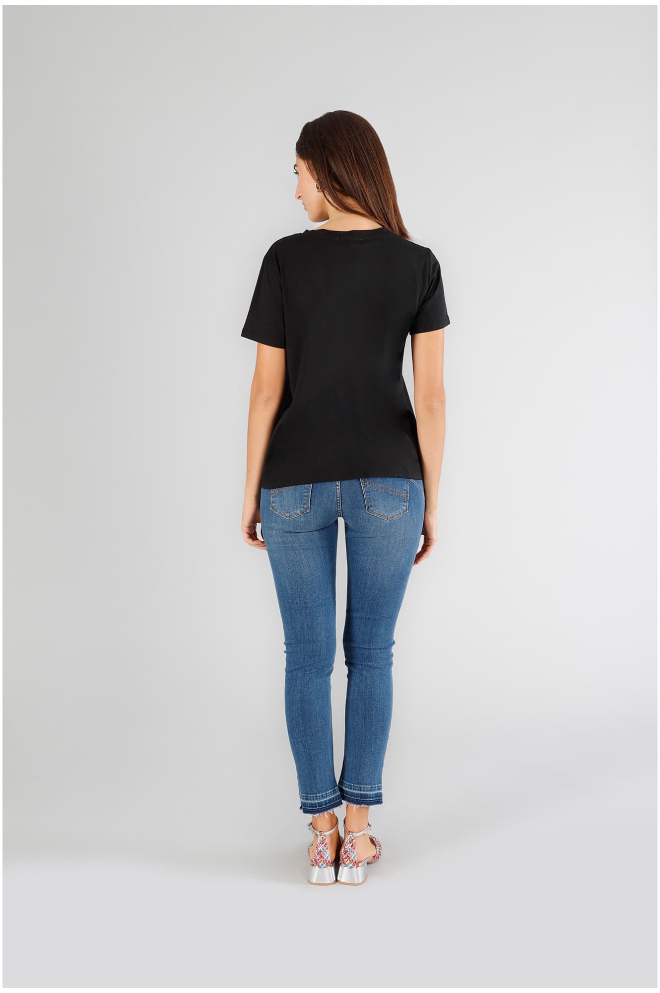 T-shirt manica corta con patch nero — vista 2