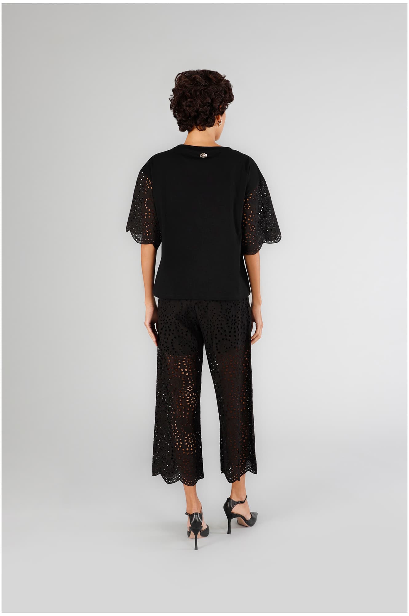 T-shirt con davanti in sangallo nero — vista 2