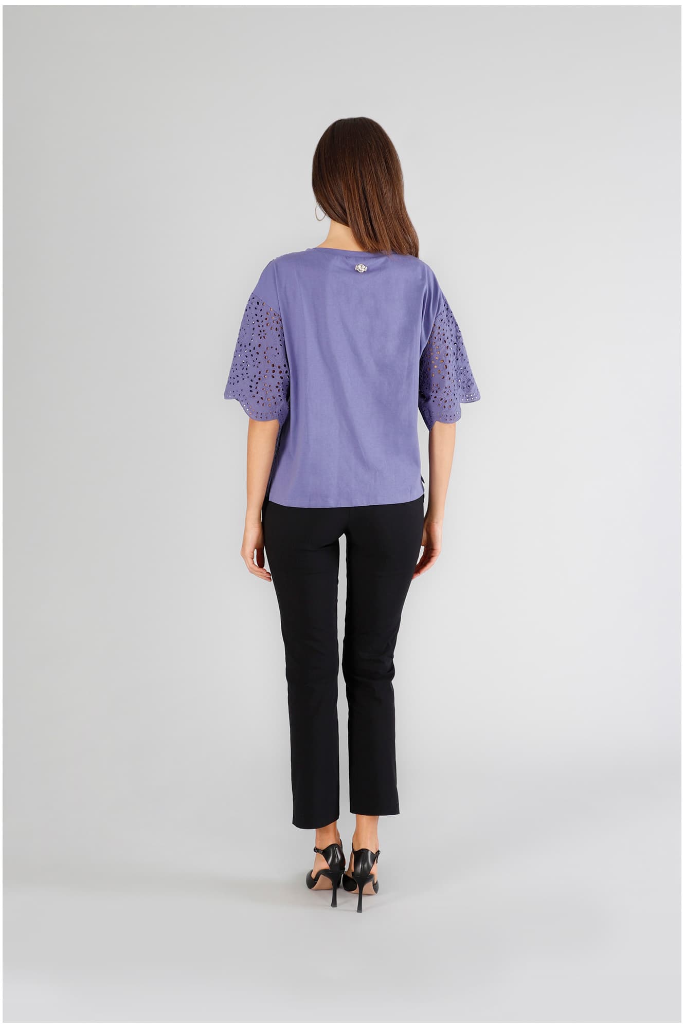 T-shirt con davanti in sangallo lavanda — vista 2