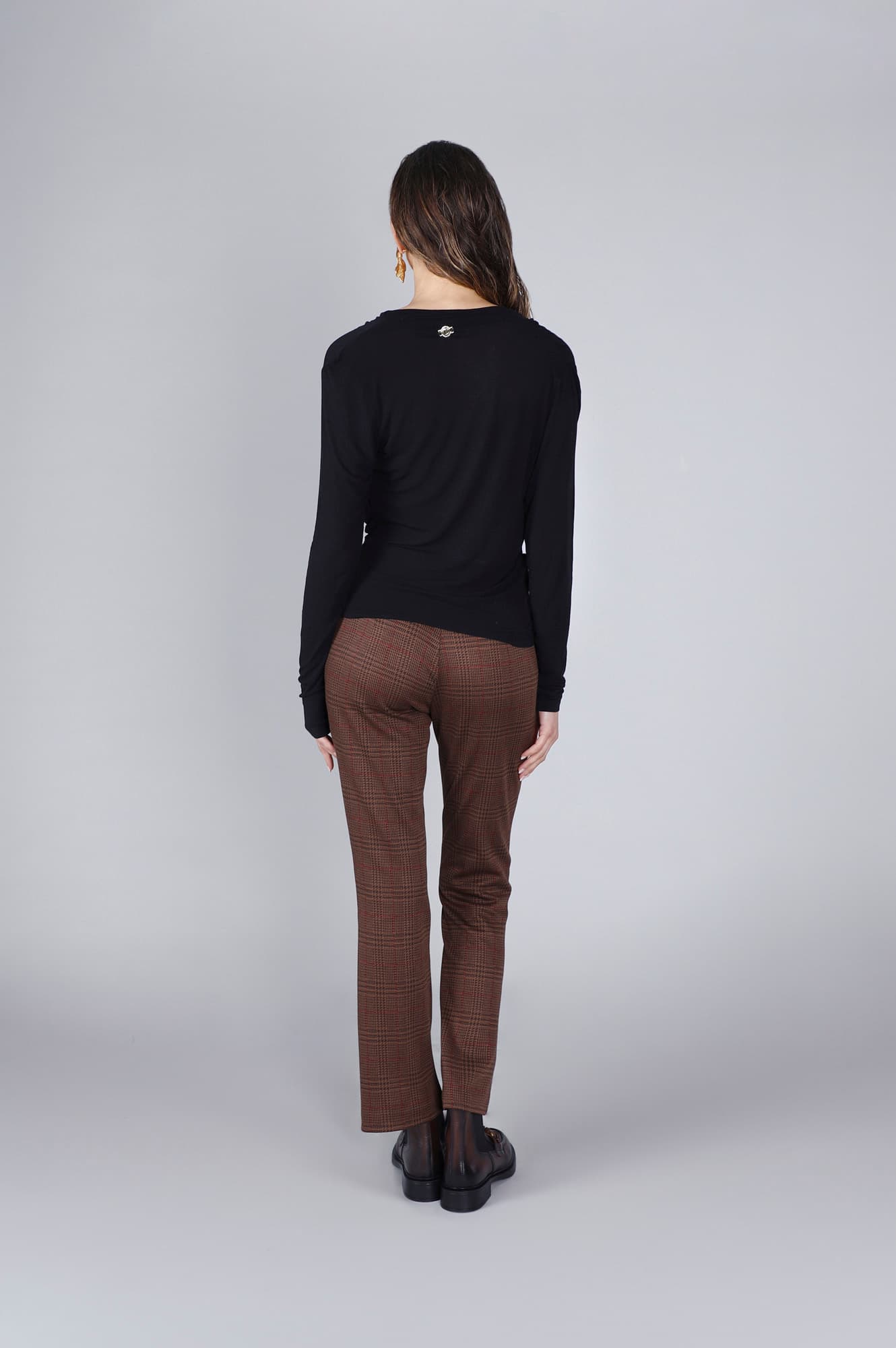 T-shirt misto cachemire scollo a goccia nero — vista 2