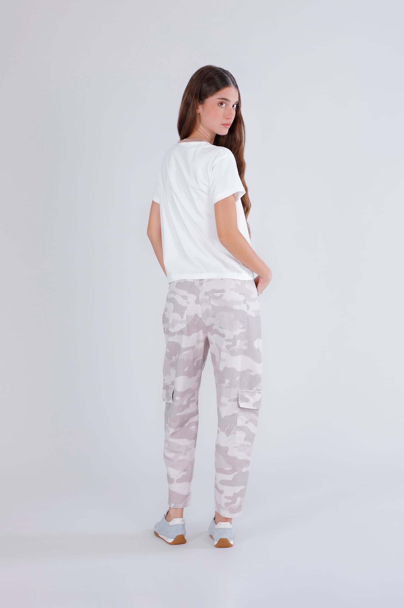 T-shirt stampa volto con costina lurex allo scollo off white — vista 2