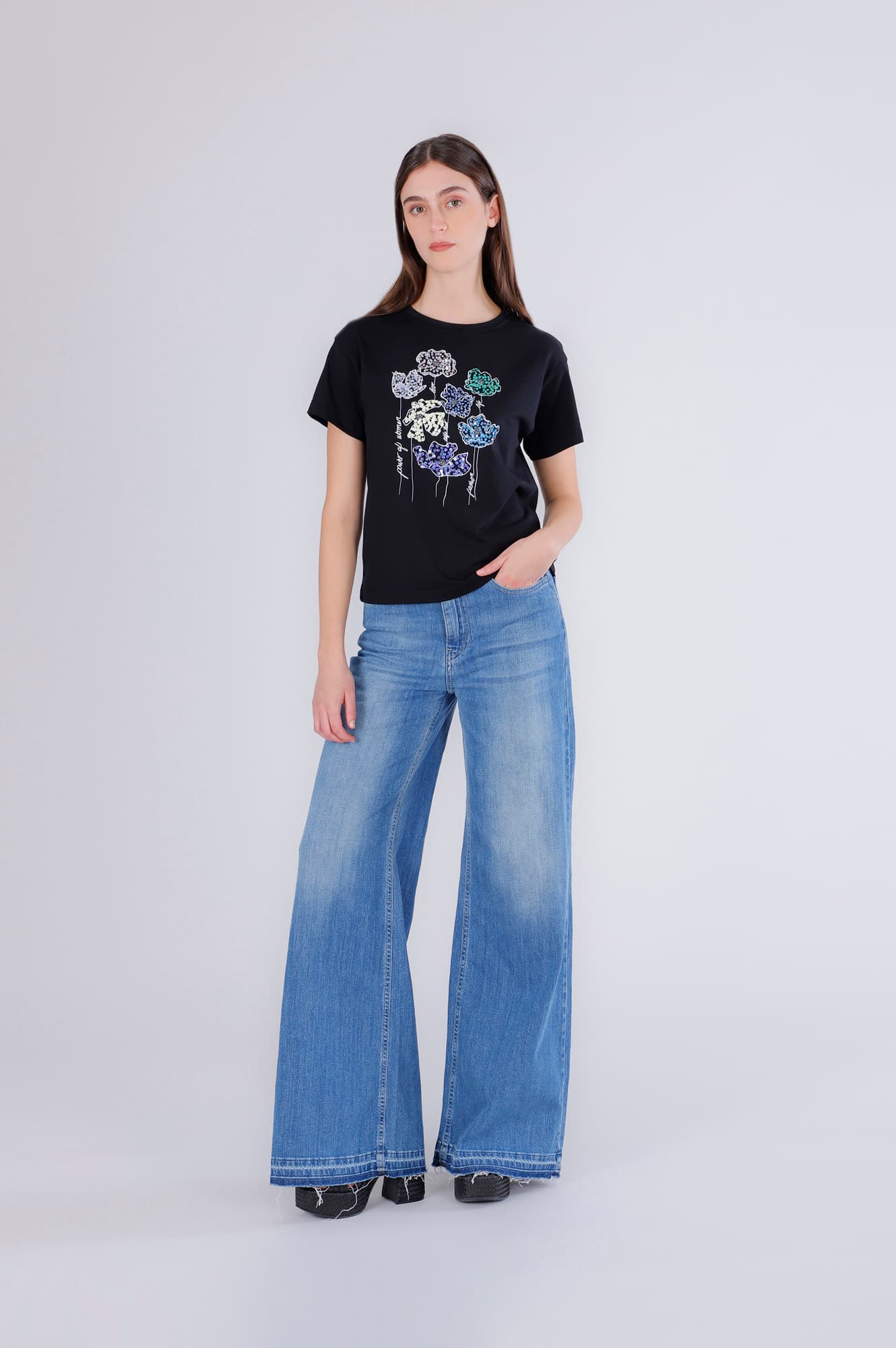 T-shirt con fiori in pailettes nero — vista 3