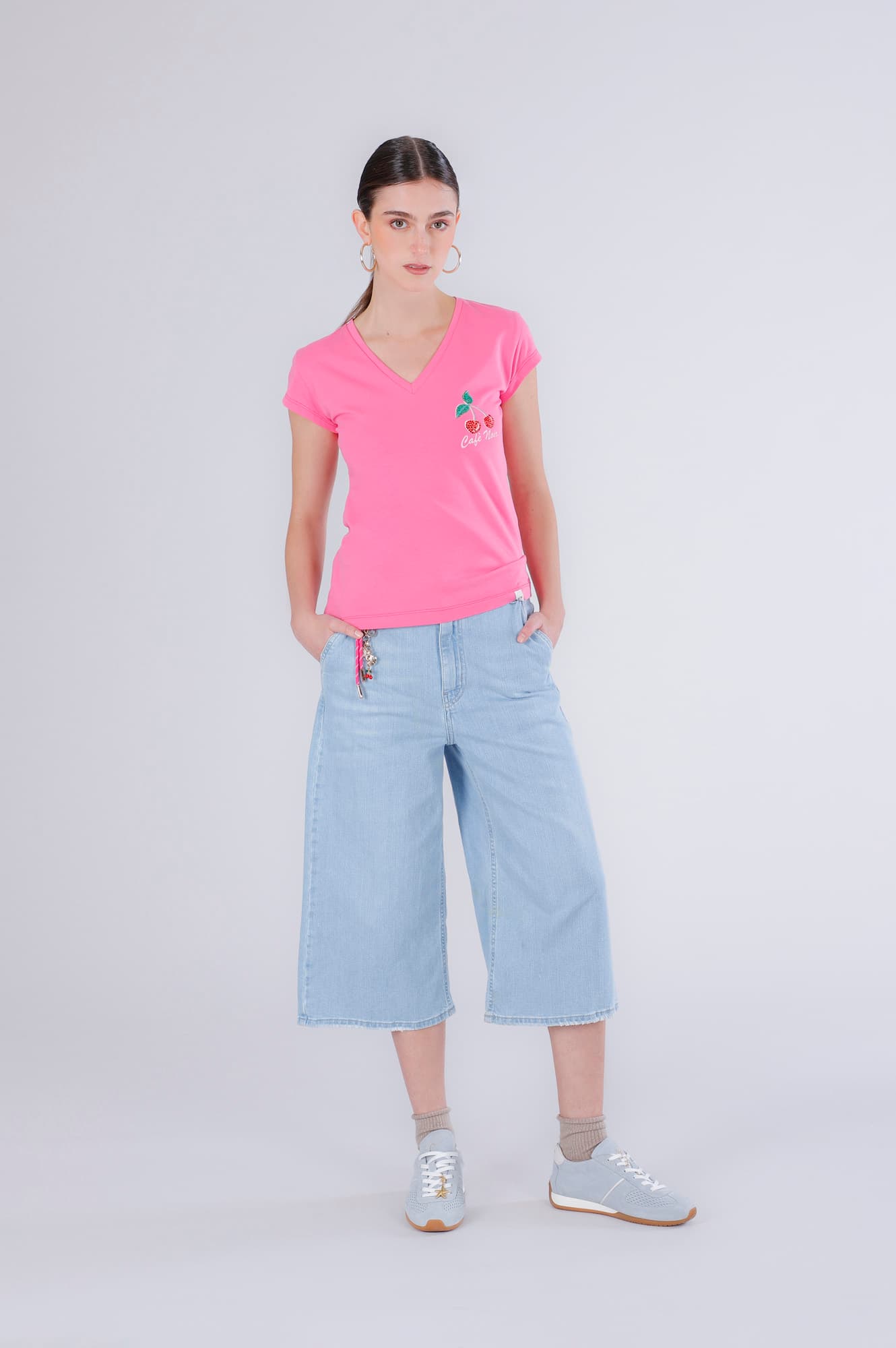 CafèNoir — T-shirt con stampa ciliegia e scollo a "v" bubble gum