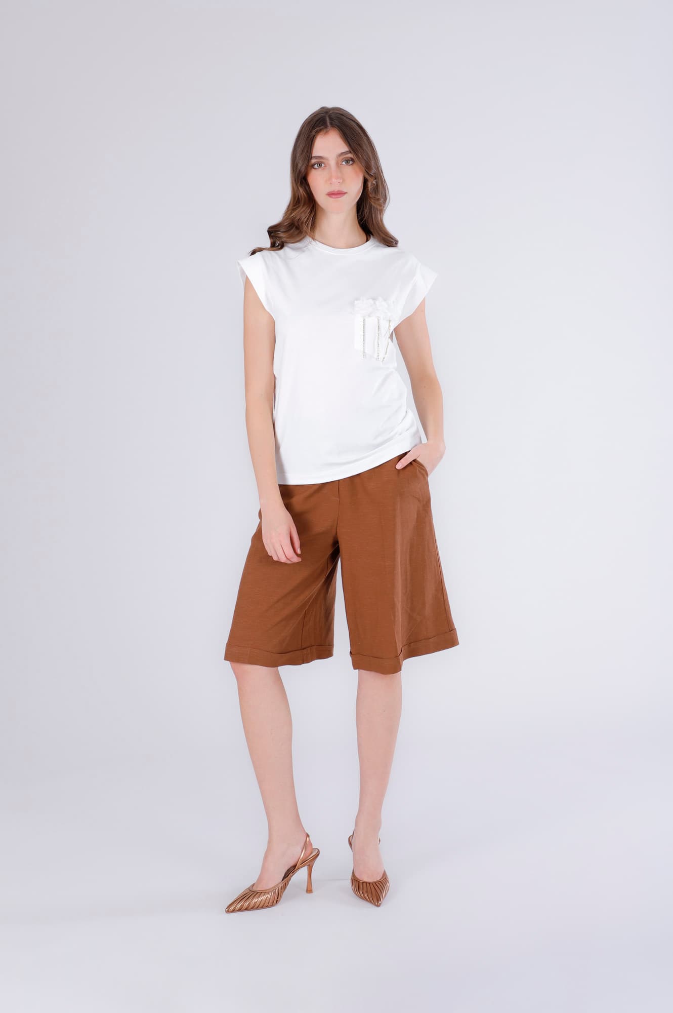 CafèNoir — T-shirt con applicazioni di fiori sul taschino off white
