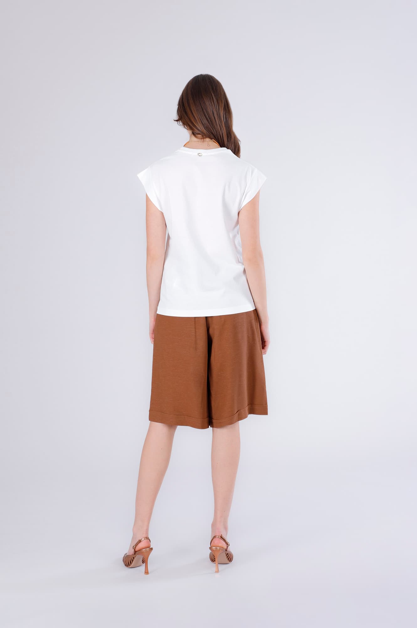 T-shirt con applicazioni di fiori sul taschino off white — vista 2